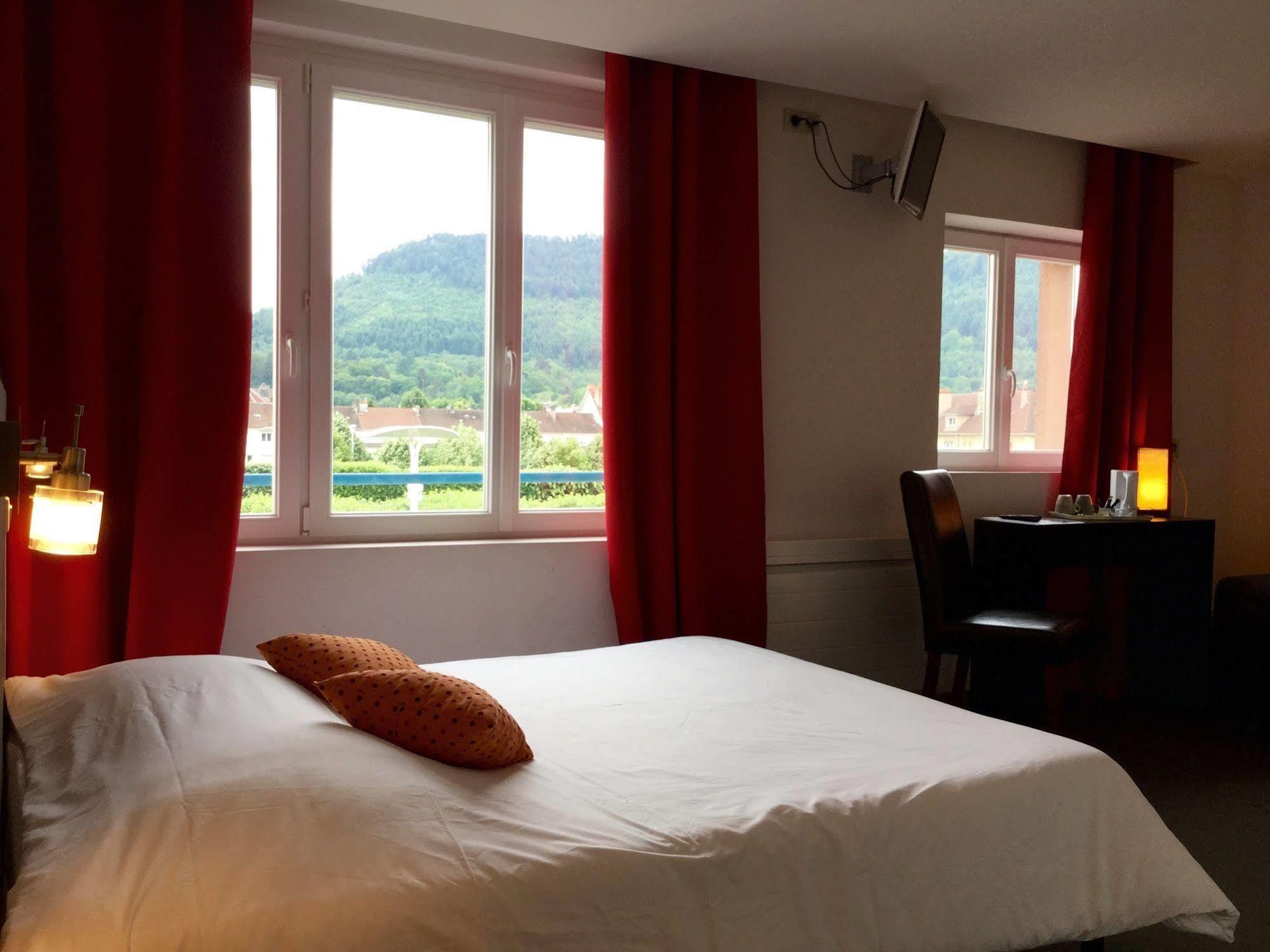 Hotel Bar Le Globe Saint-Die-des-Vosges Ngoại thất bức ảnh